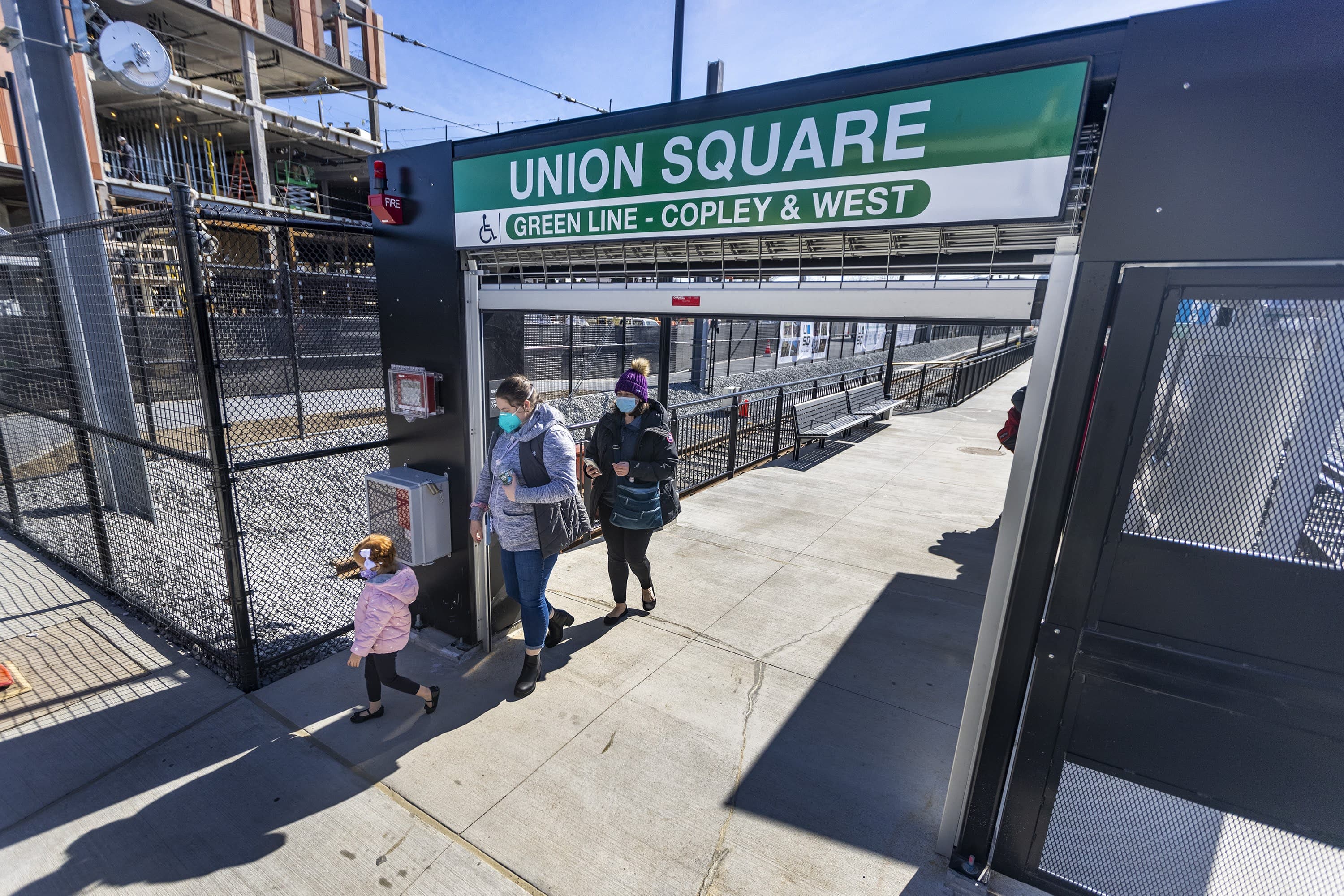 Los pasajeros caminan por la entrada de la nueva estación MBTA Union Square. (Jesse Costa/WBUR)