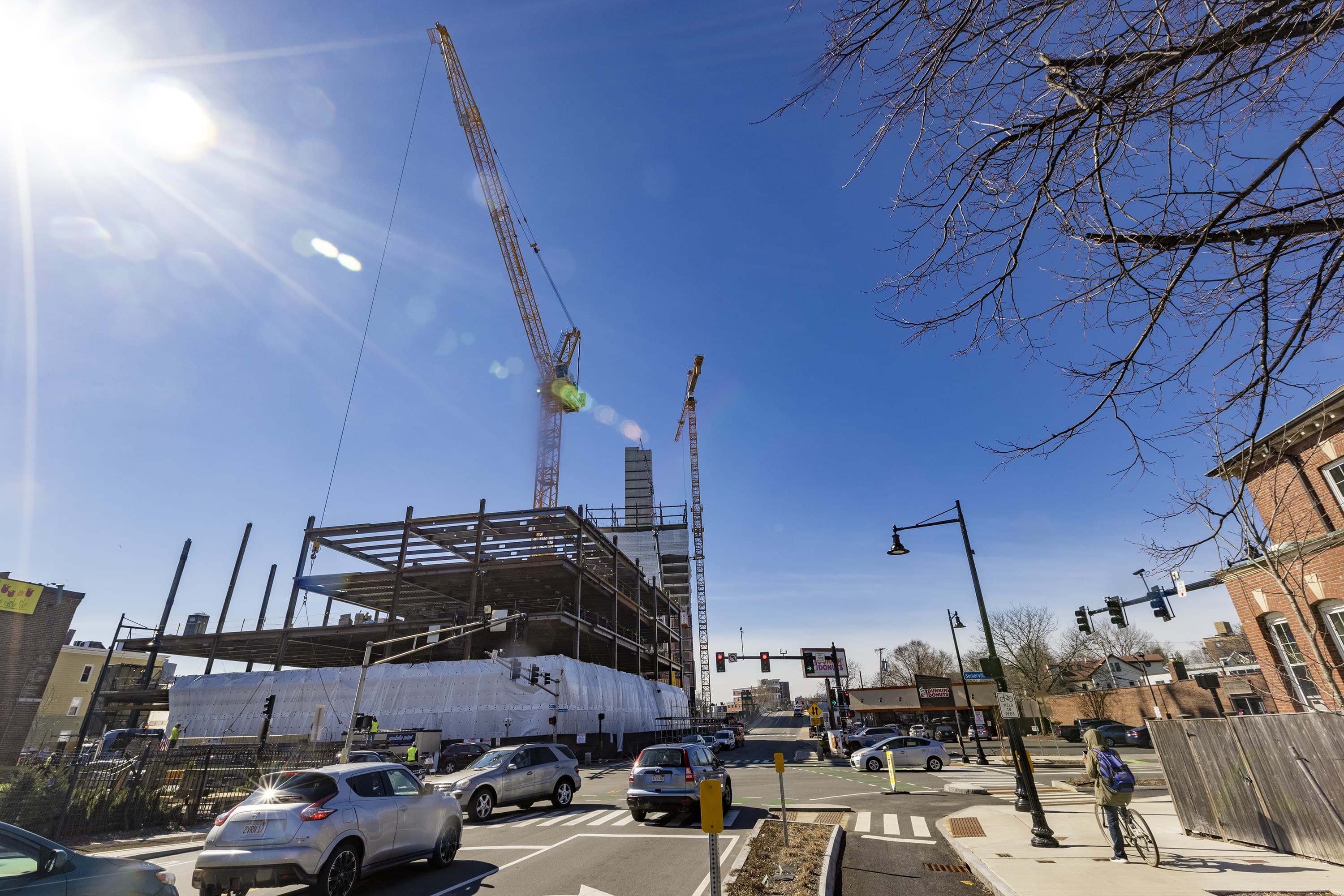 El desarrollo de USQ en 10 Prospect St. está en construcción en Union Square, Somerville. (Jesse Costa/WBUR)