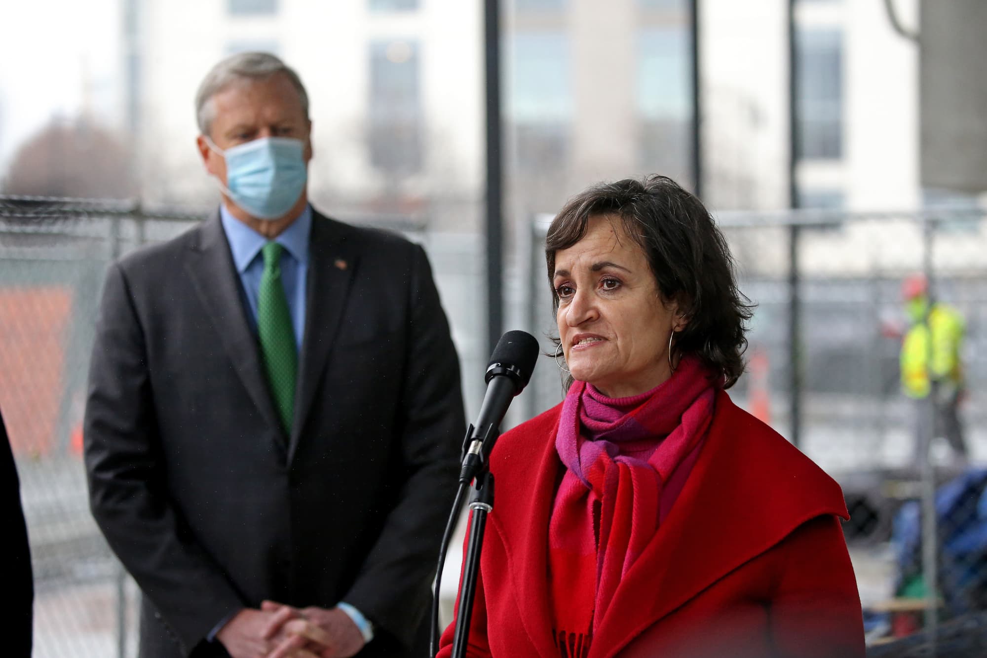 Katjana Ballantyne habla con los medios de comunicación después de que el gobernador Baker hiciera una prueba de la nueva Extensión de la Línea Verde MBTA en Somerville el 30 de diciembre de 2021. (Stuart Cahill/Boston Herald vía Getty Images)