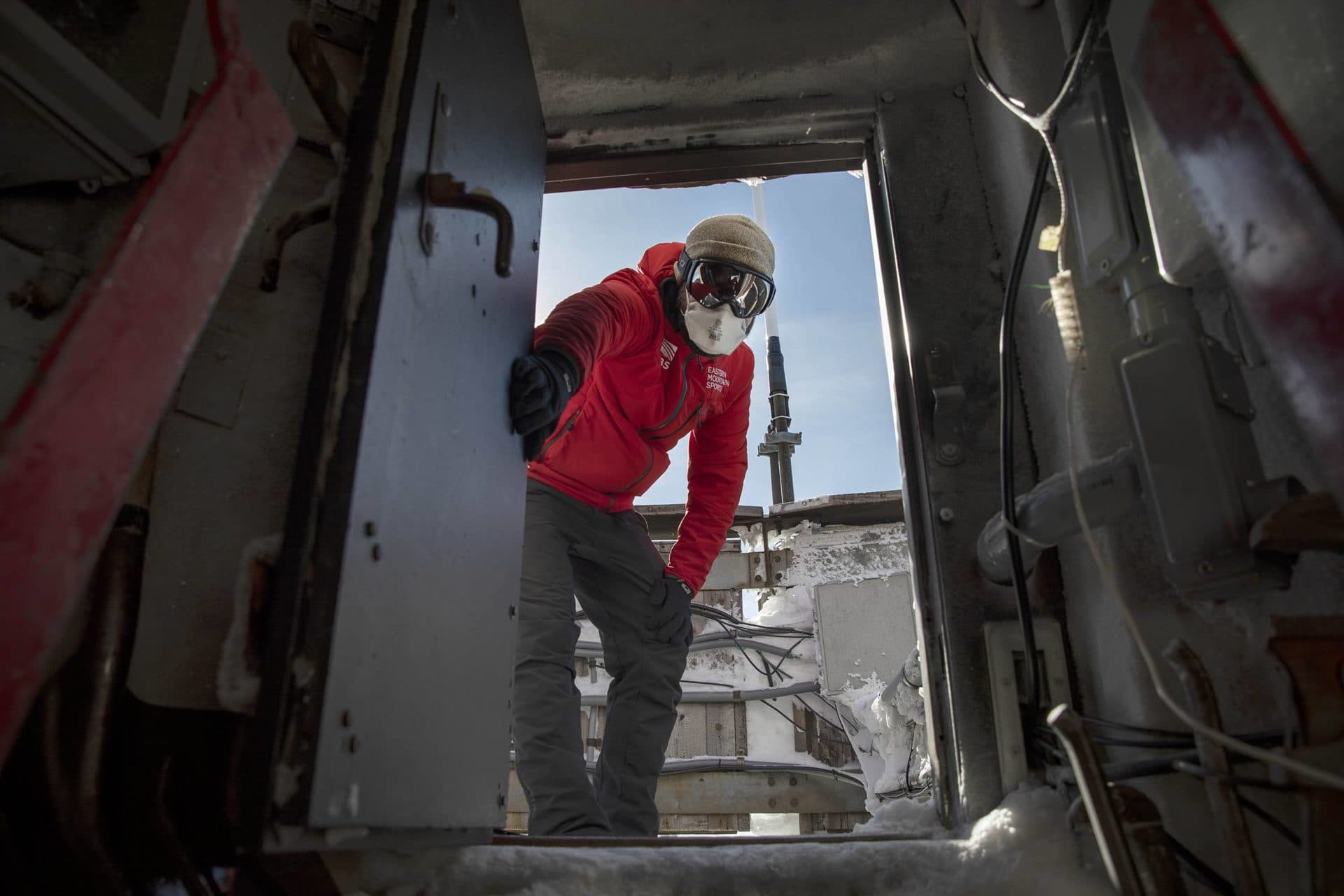 Mokslo ir švietimo direktorius Brianas Fitzgeraldas atidaro duris Vašingtono kalno observatorijos orų bokšto viršuje.  (Robinas Lubbockas / WBUR)