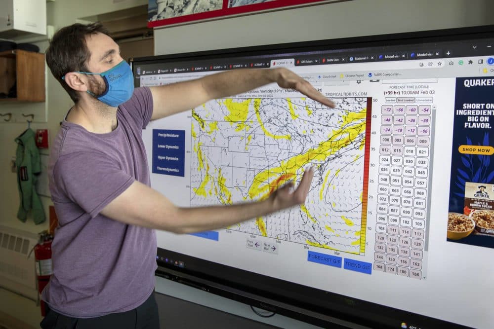 Meteorologas ir orų stebėtojas Jay'us Broccolo paaiškina dabartinius orų modelius Vašingtono kalno observatorijoje.  (Robinas Lubbockas / WBUR)