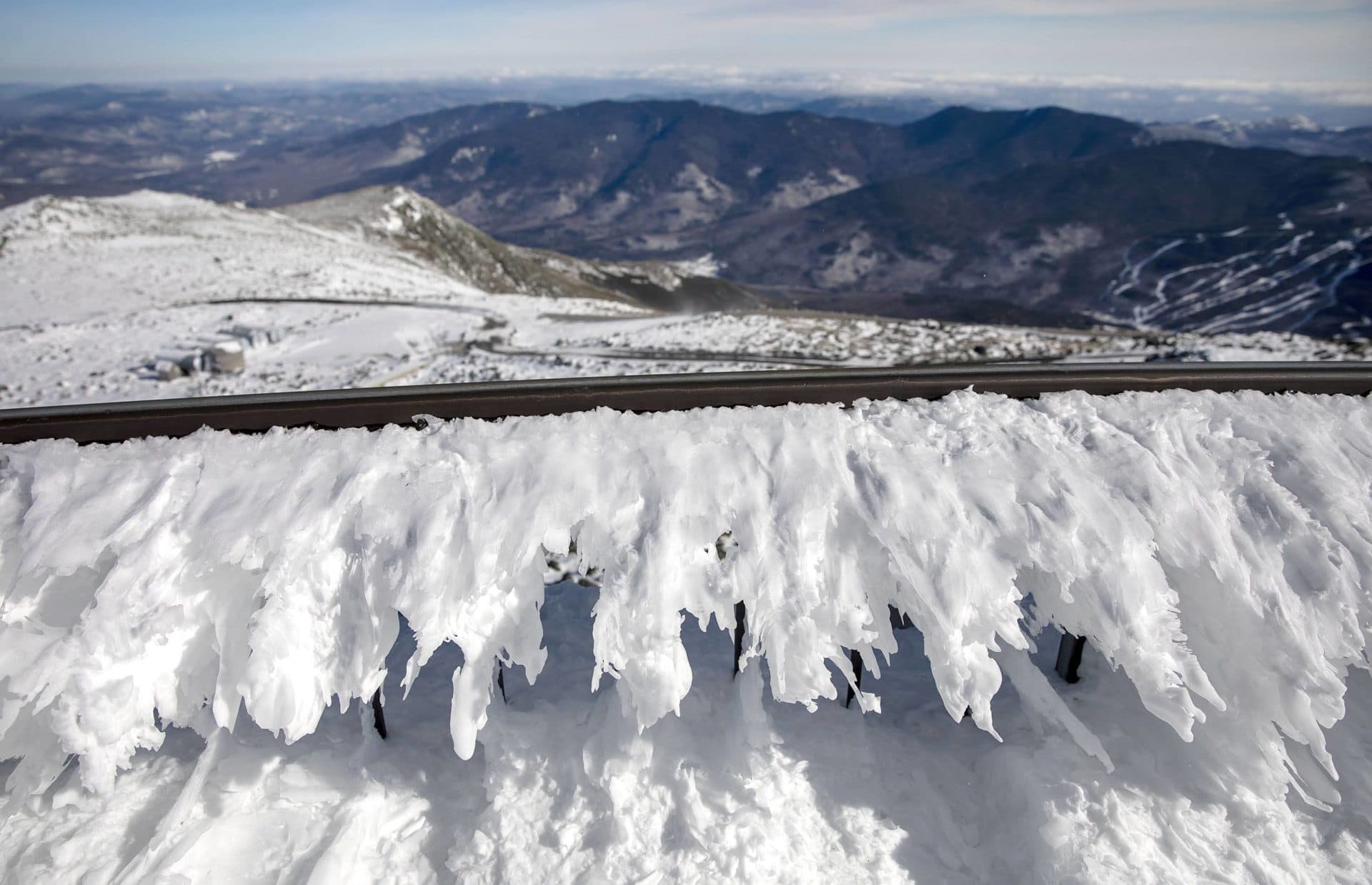 Rime ledas, suformuotas vėjo, ant Vašingtono kalno observatorijos turėklų.  (Robinas Lubbockas / WBUR)
