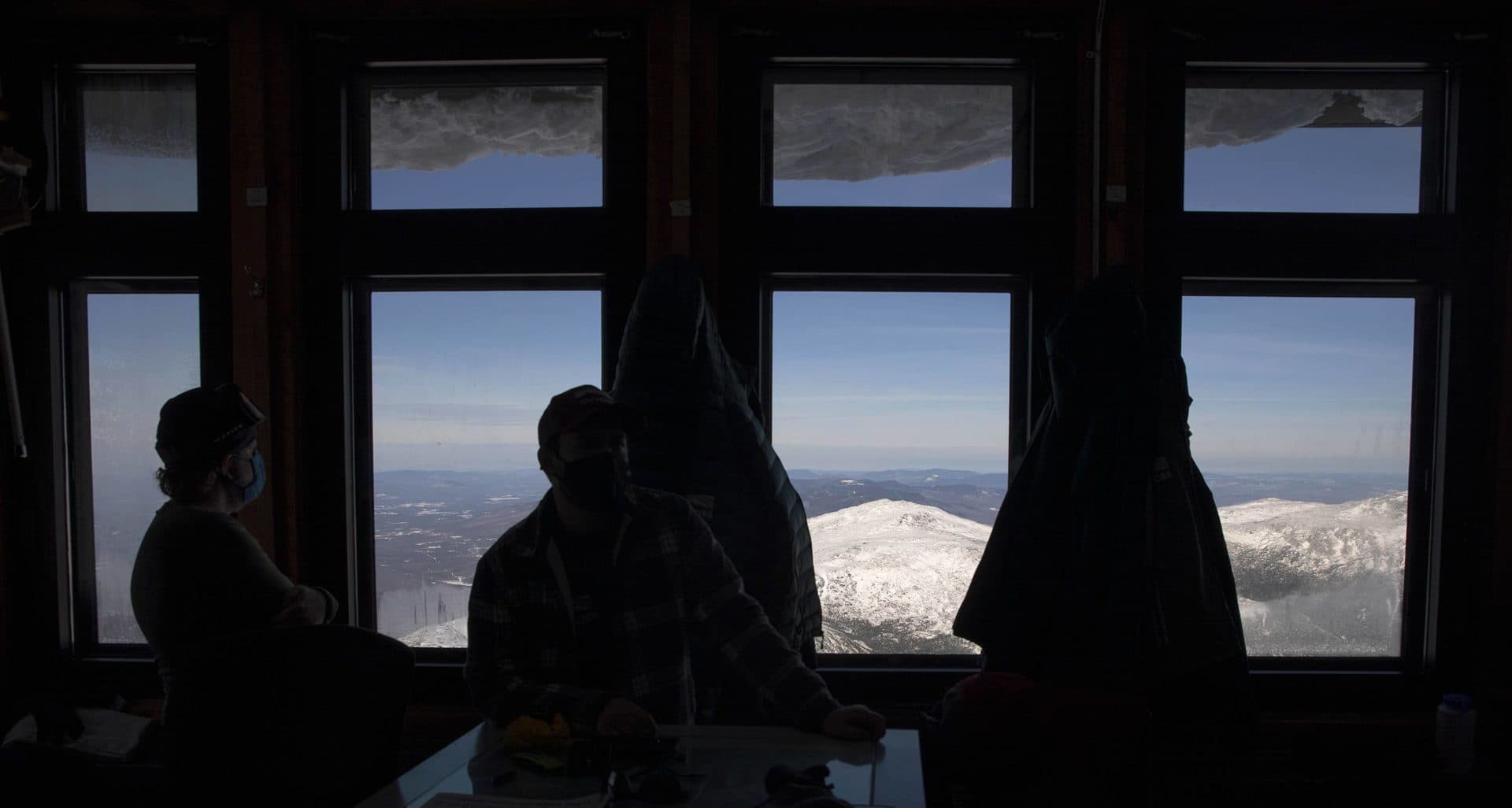 Žiūri pro Vašingtono kalno observatorijos langus.  (Robinas Lubbockas / WBUR)