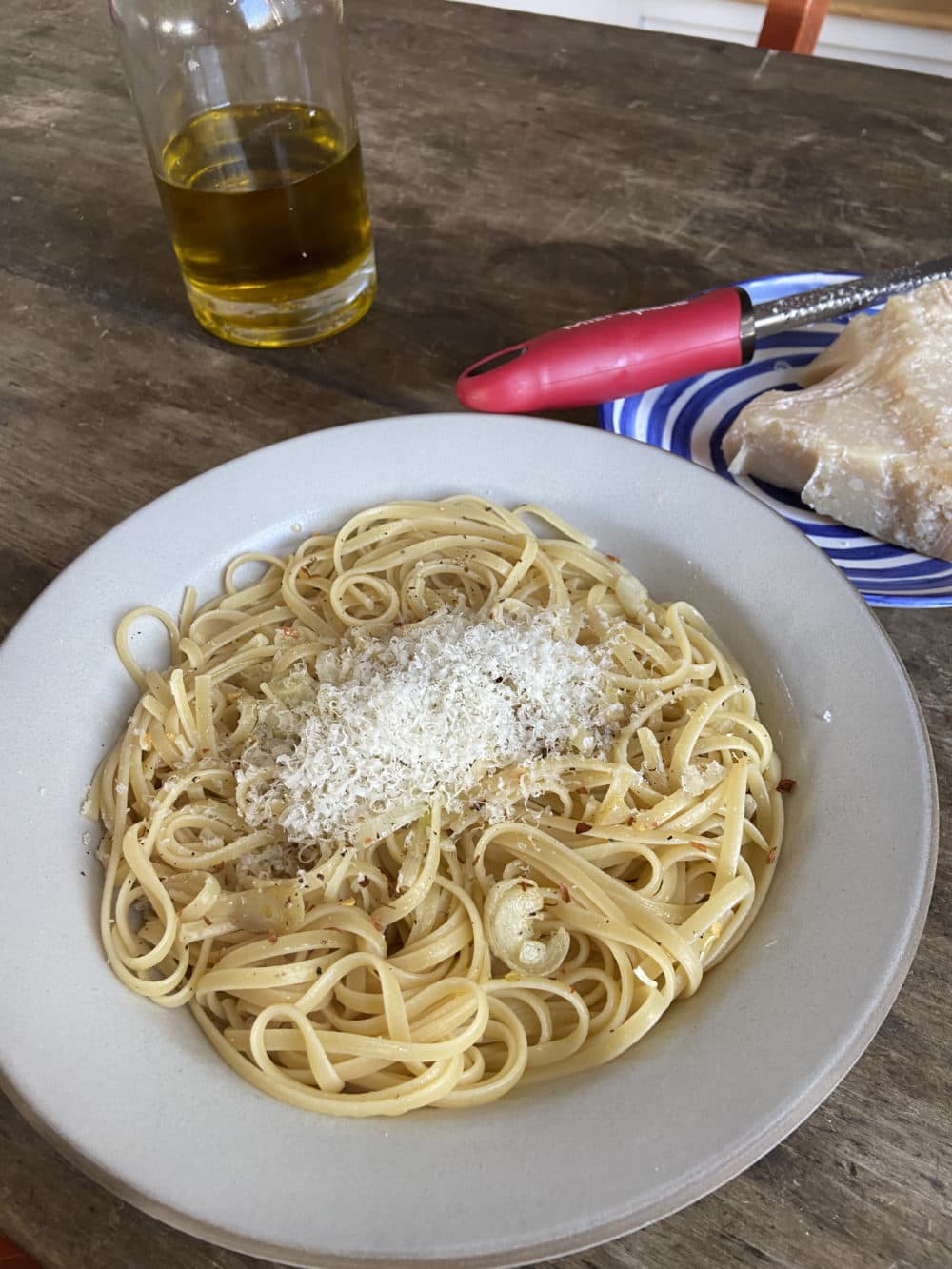 Linguine Aglio e olio (aglio e olio) con parmigiano.  (Kathy Gunst/Qui e ora)