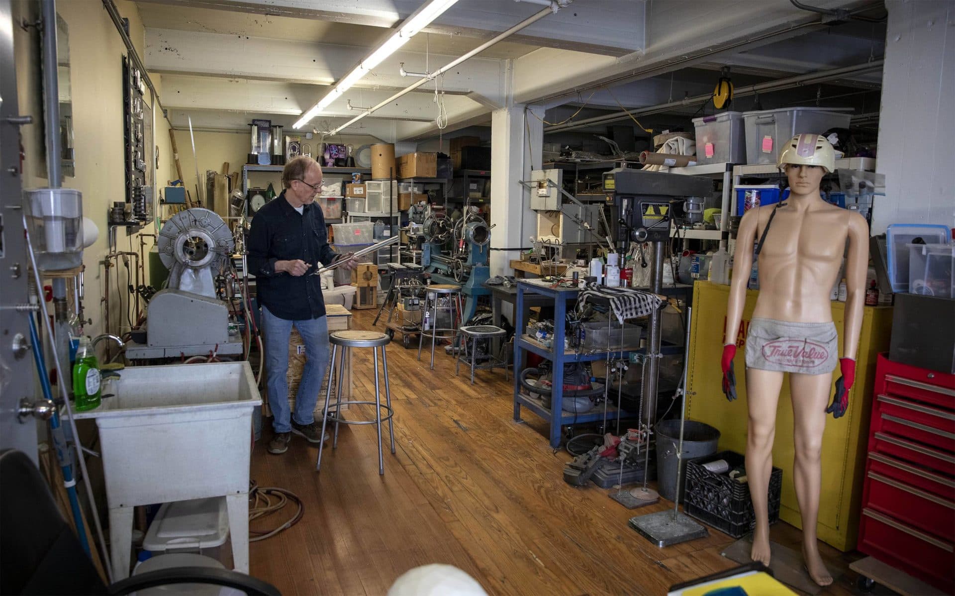 El artista Wayne Strattman en su estudio de vidrio y plasma en Boston.  (Robin Lubbock/WBUR)
