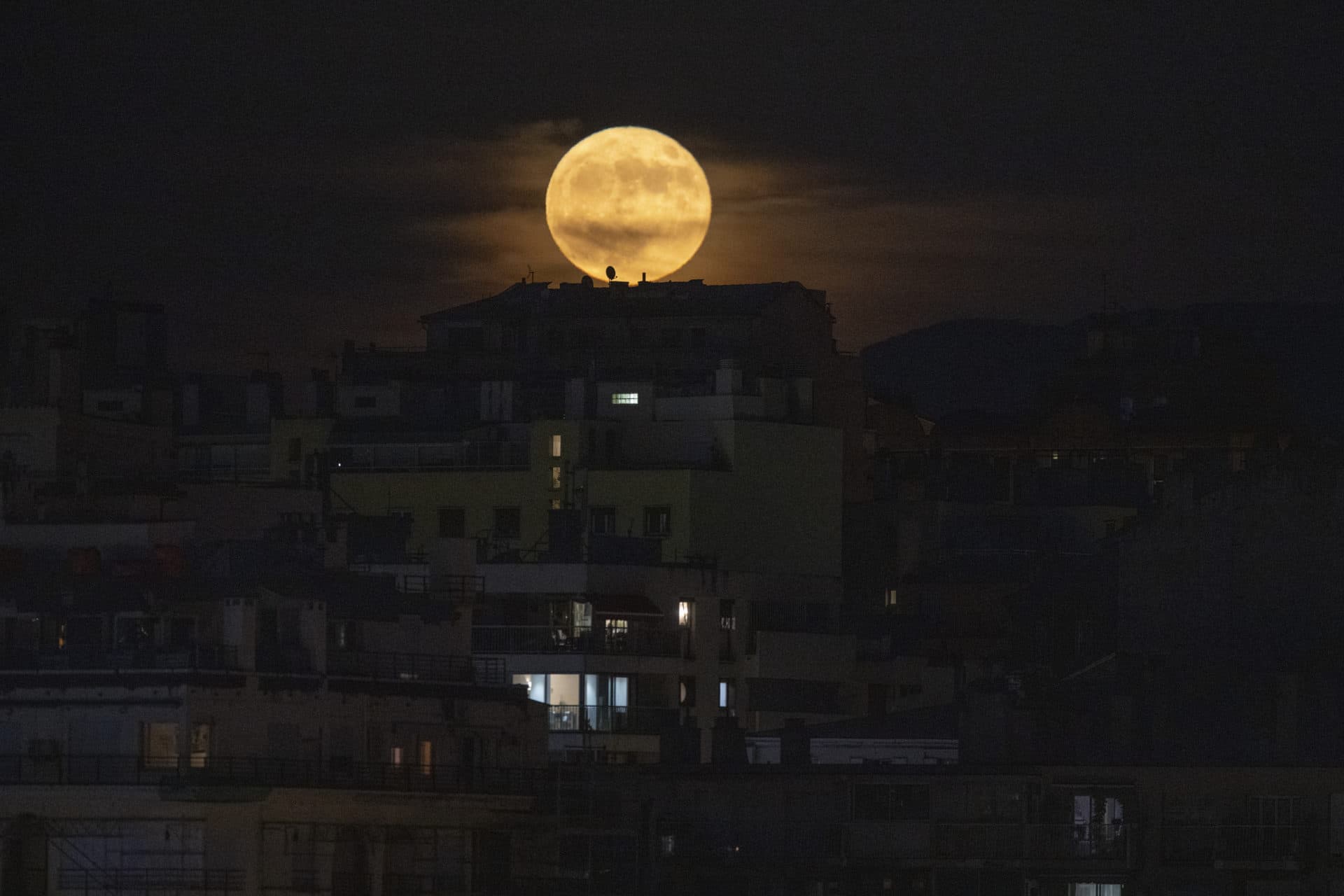 La pleine lune se lève sur Marseille, dans le sud de la France, le mardi 14 juin 2022. (Daniel Cole/AP)