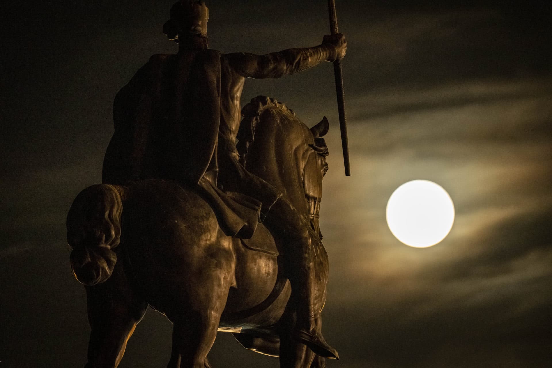 La lune se lève derrière la sculpture de Tomislav de Croatie, le premier roi croate, au centre-ville de Zagreb, en Croatie, mardi.  (Darko Bandic/AP)