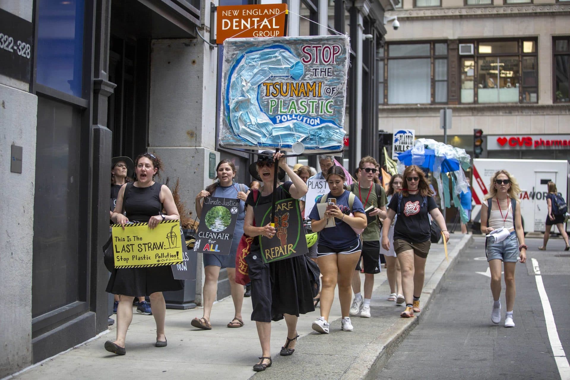 Les manifestants de Beyond Plastics défilent dans le centre-ville de Boston.  (Robin Lubbock/WBUR)