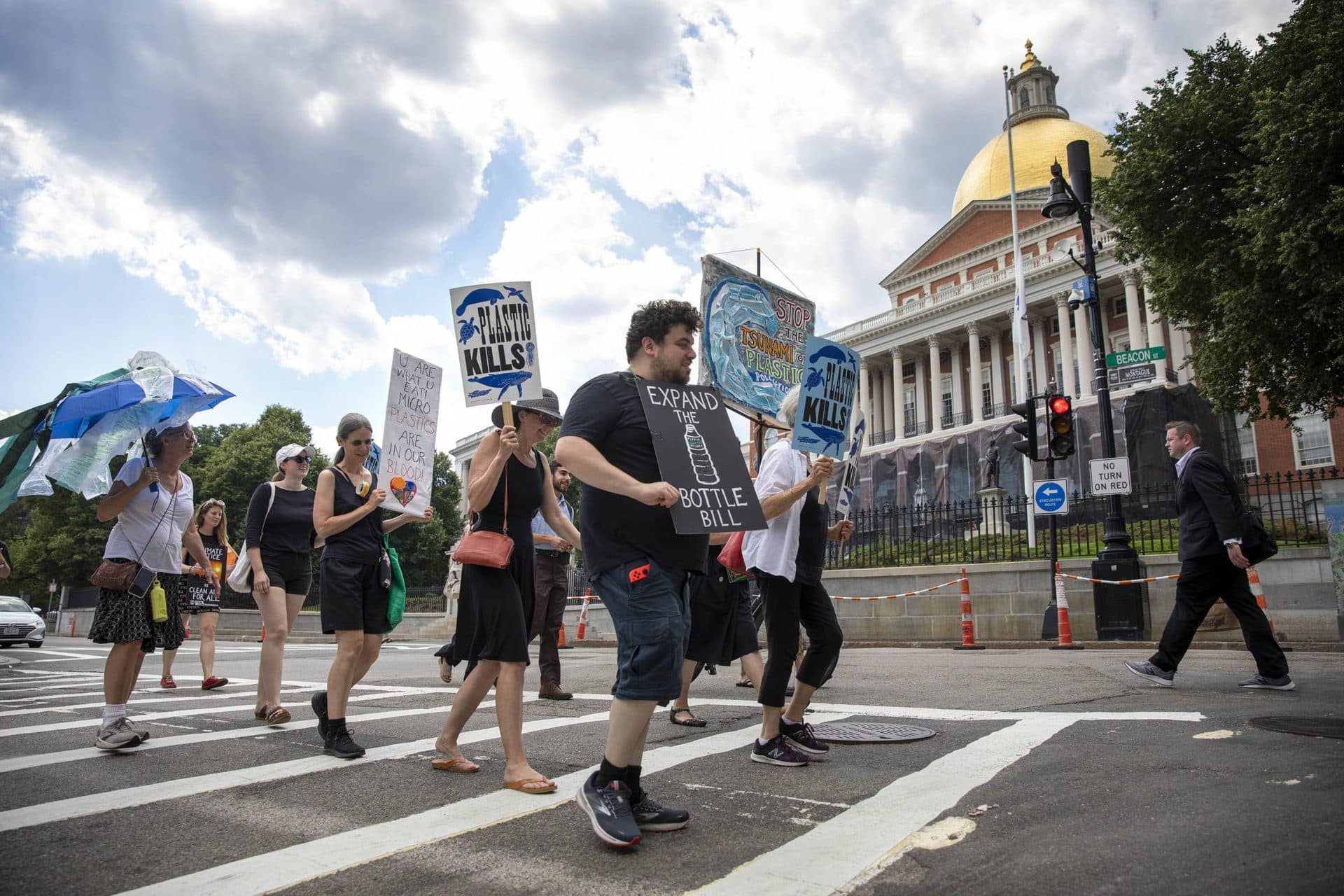 Les manifestants de Beyond Plastics défilent devant la Massachusetts State House.  (Robin Lubbock/WBUR)